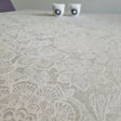 Calais Weiß, schöne abwaschbare Tischdecke mit weißem Muster – 150 cm breit