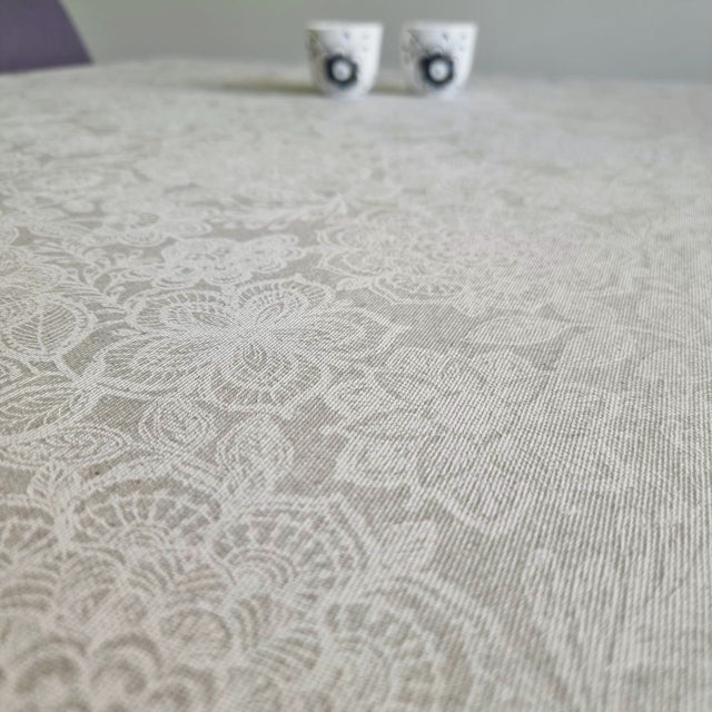 Calais Weiß, schöne abwaschbare Tischdecke mit weißem Muster – 150 cm breit
