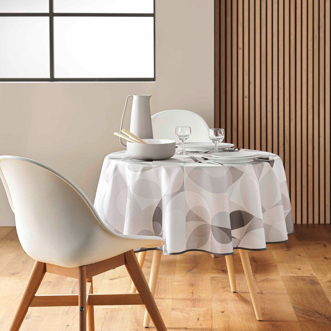 Tessouro Natural Tischdecke auf einem Esstisch mit moderner Dekoration