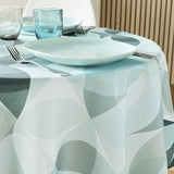 Detailaufnahme der Tessouro Sage Tischdecke mit gedecktem Geschirr