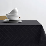 Södahl Tiles Ash dunkelgraue, klassisch damastgewebte abwaschbare Tischdecke auf dem Tisch