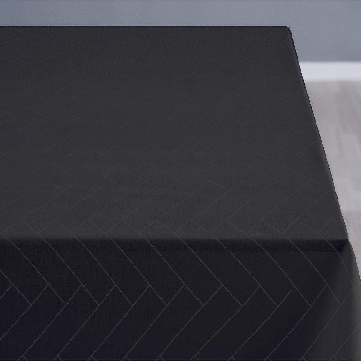 Södahl Tiles Ash dunkelgraue, klassisch damastgewebte abwaschbare Tischdecke mit rutschfester Unterseite