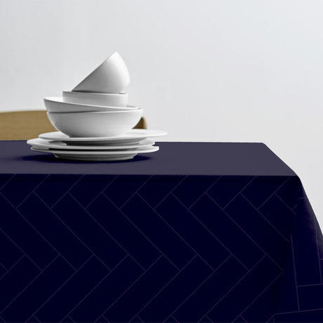 Tiles Indigo – Södahl damastgewebte abwaschbare Tischdecke aus 100% Baumwolle mit rutschfester Unterseite