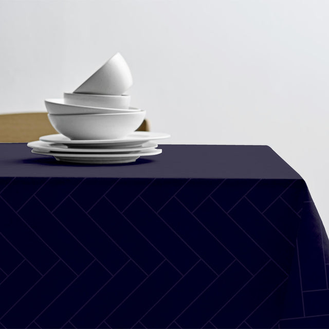 Tiles Indigo – Södahl damastgewebte abwaschbare Tischdecke aus 100% Baumwolle mit rutschfester Unterseite