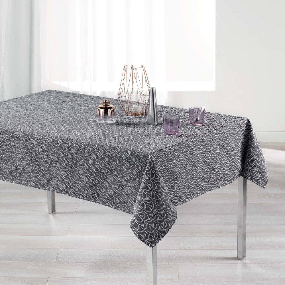 Tokio Jacquard Anthrazit 140x250 cm – fleckabweisende Damast Tischdecke, Ambienteaufnahme