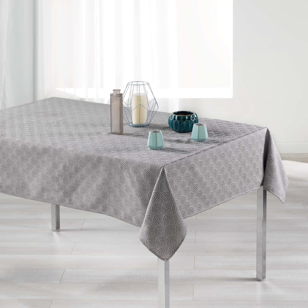 Tokio Jacquard Grau 140x250 cm – Damast Tischdecke mit Fleckschutz, Ambienteaufnahme