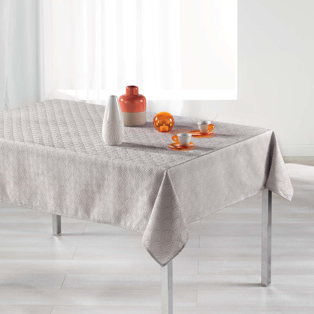 Tokio Jacquard Perle 140x300 cm – Damast Tischdecke, fleckabweisend, Ambienteaufnahme