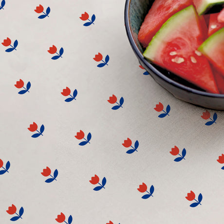 Nahaufnahme - Tulip Royal Blue - Södahl abwaschbare Tischdecke mit Tulpenmotiv in Rot und Blau