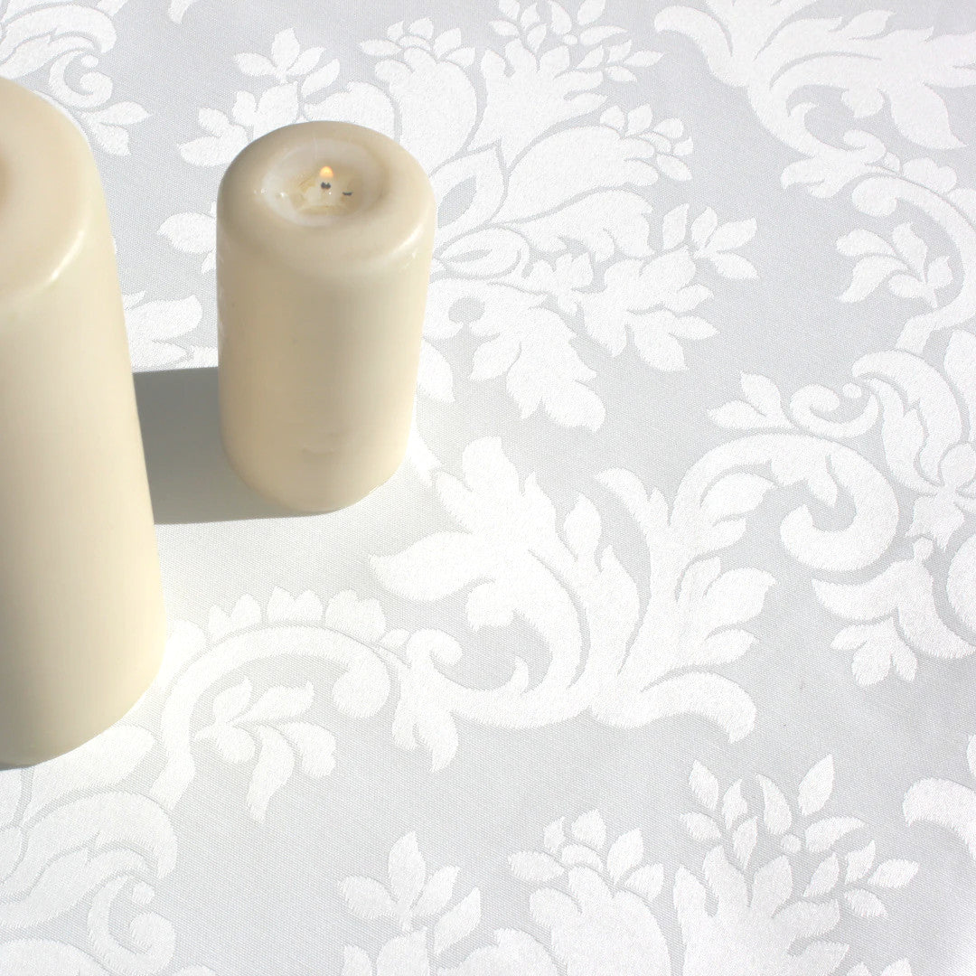 Nahaufnahme der abwaschbaren Tischdecke Versailles White mit klassischem Hopfenornament-Muster