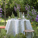 Wallflower Ice Grey - Lola Wachstuch Tischdecke mit Blumenranken in Grautönen